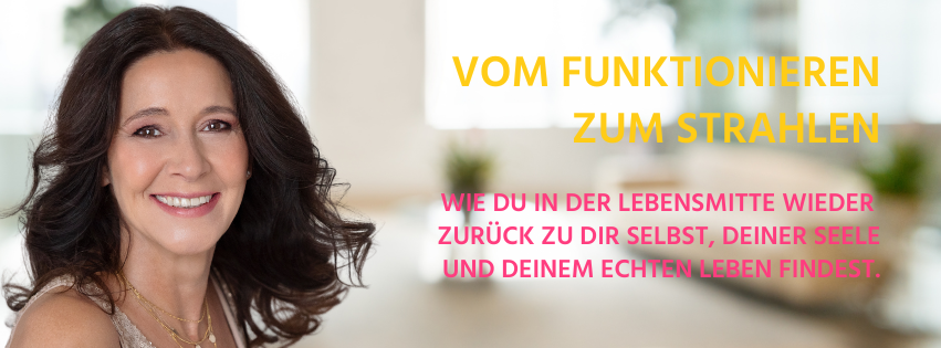 Smiling woman on the left with a bright blurred background; yellow headline 'Vom Funktionieren zum Strahlen' and pink subtitle about finding yourself and living fully. Header Webinar Vom Funktionieren zum Strahlen Header Webinar Vom Funktionieren zum Strahlen